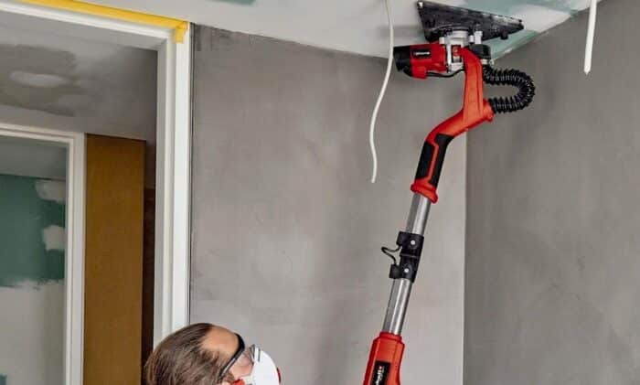 Un homme utilisant une ponceuse girafe Einhell